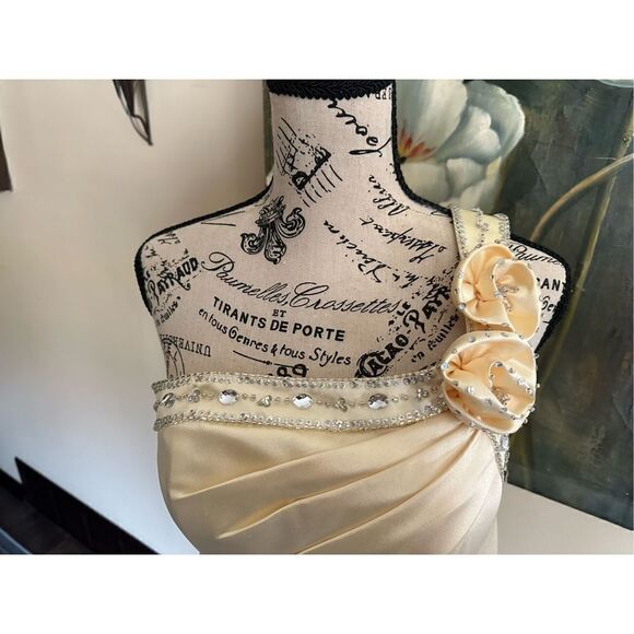 Stunning light yellow strapless gown , lace up back silk feel retails over $300 - Picture 10 of 14